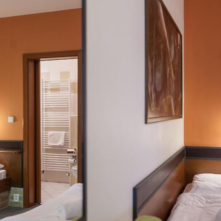 Hotel Vinar - Bed & Breakfast Kurdejov ภายนอก รูปภาพ