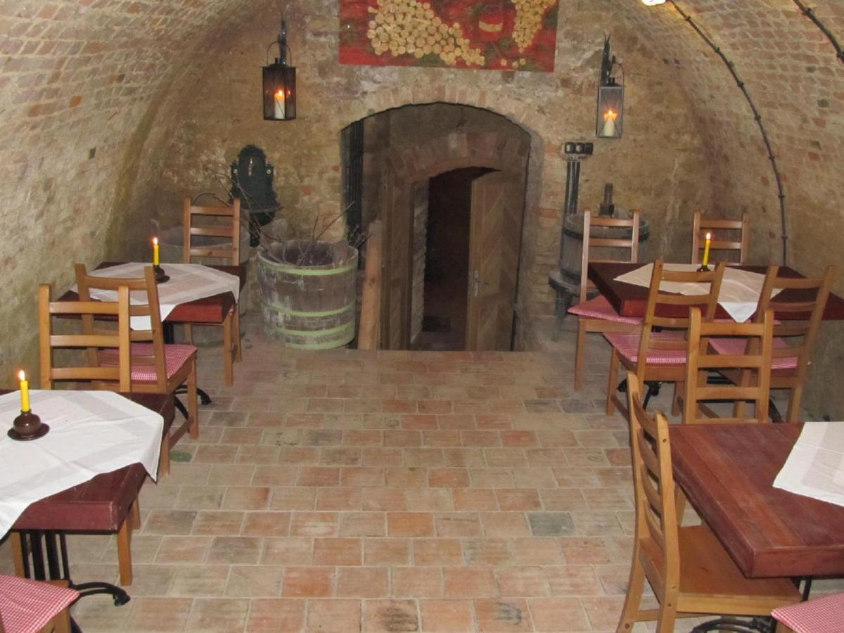 Hotel Vinar - Bed & Breakfast Kurdejov ภายนอก รูปภาพ
