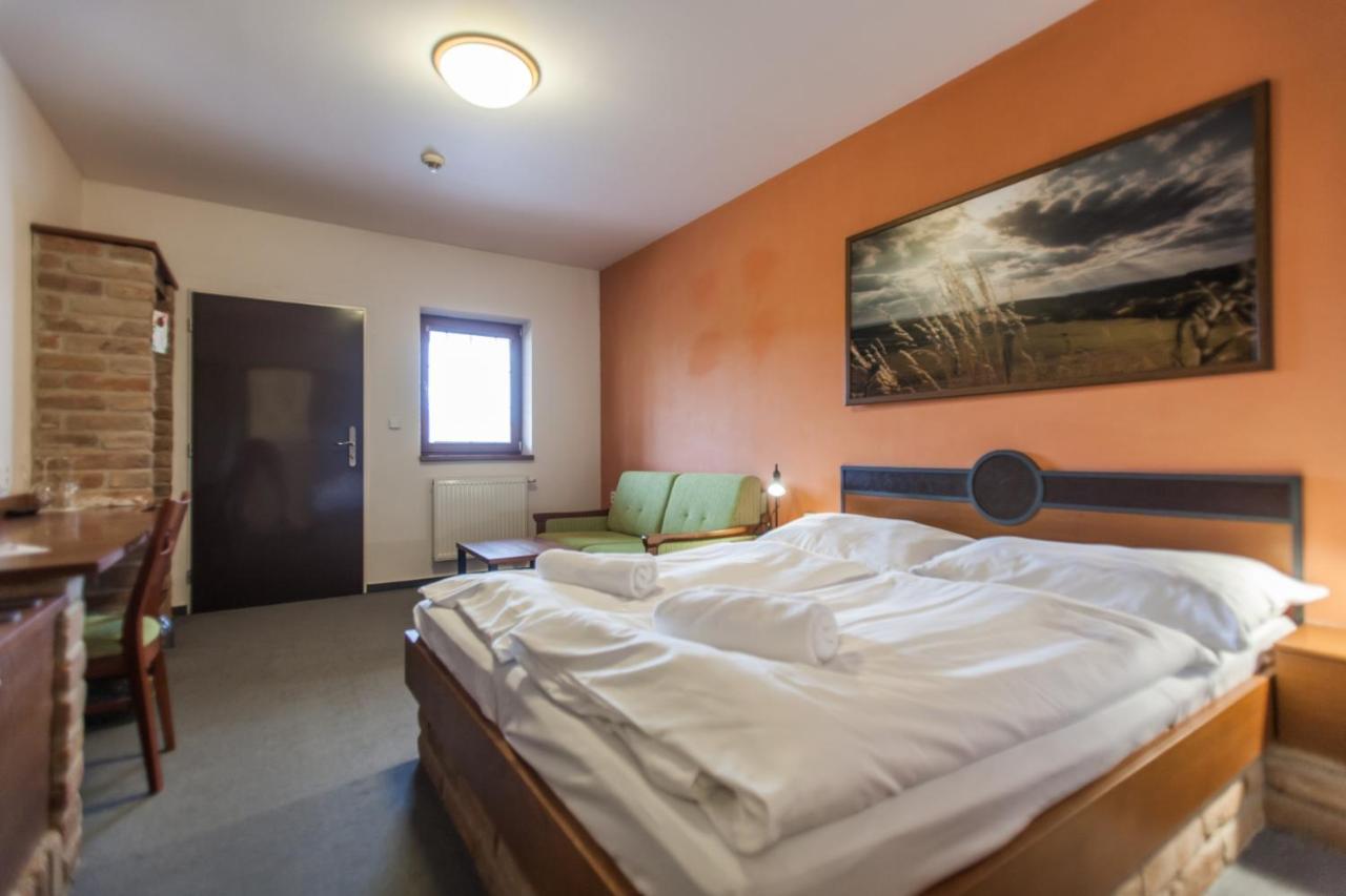 Hotel Vinar - Bed & Breakfast Kurdejov ภายนอก รูปภาพ