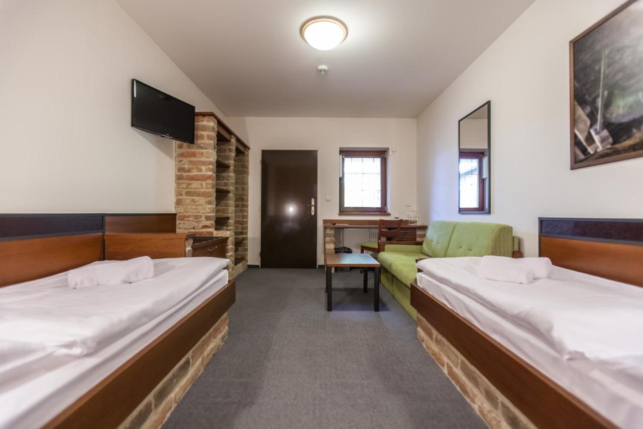 Hotel Vinar - Bed & Breakfast Kurdejov ภายนอก รูปภาพ